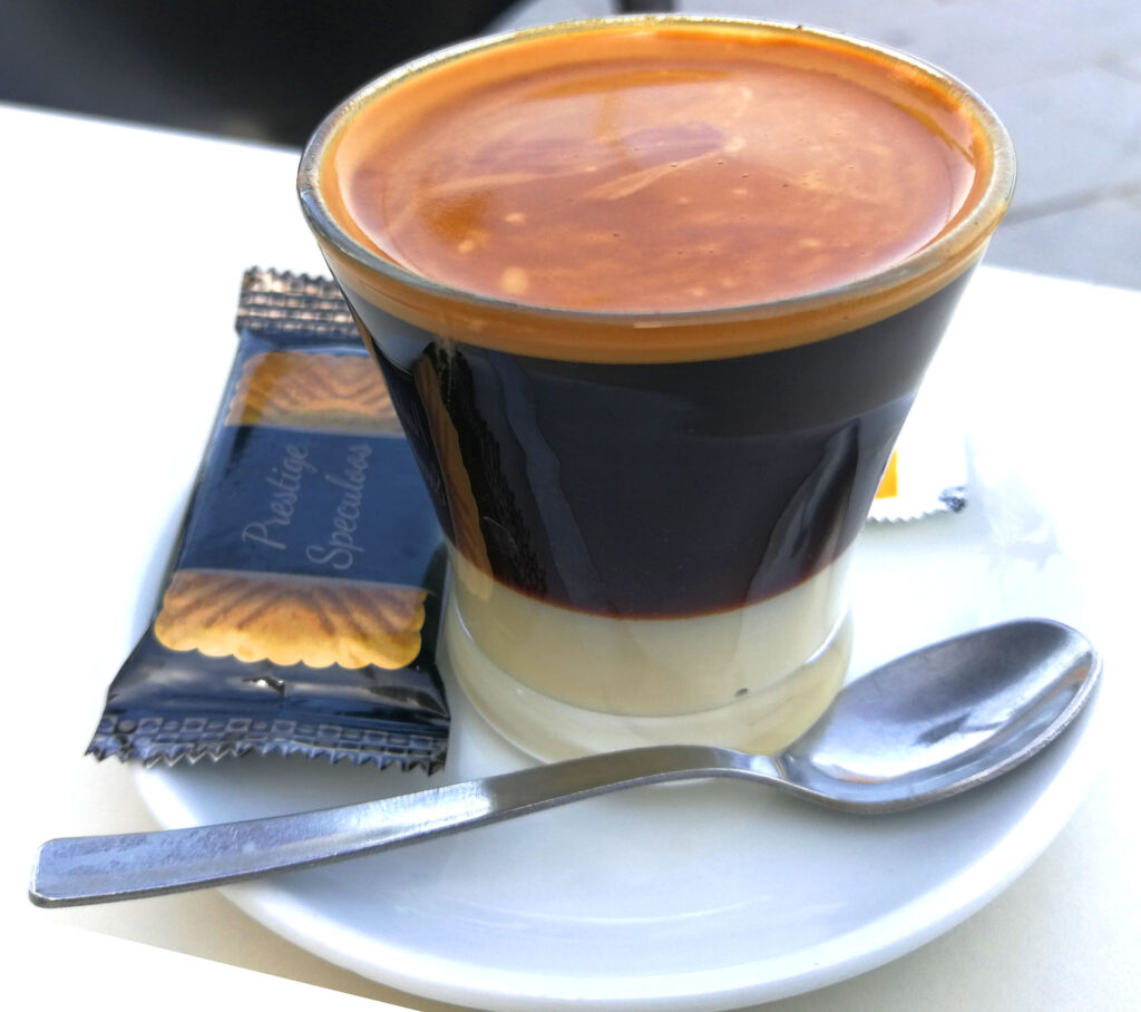 cortado - starkt kaffe med en skvätt mjölk - och en kaka