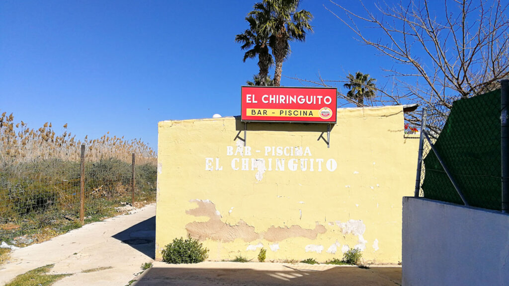 Fasaden på El Chiringuito - en liten bar.