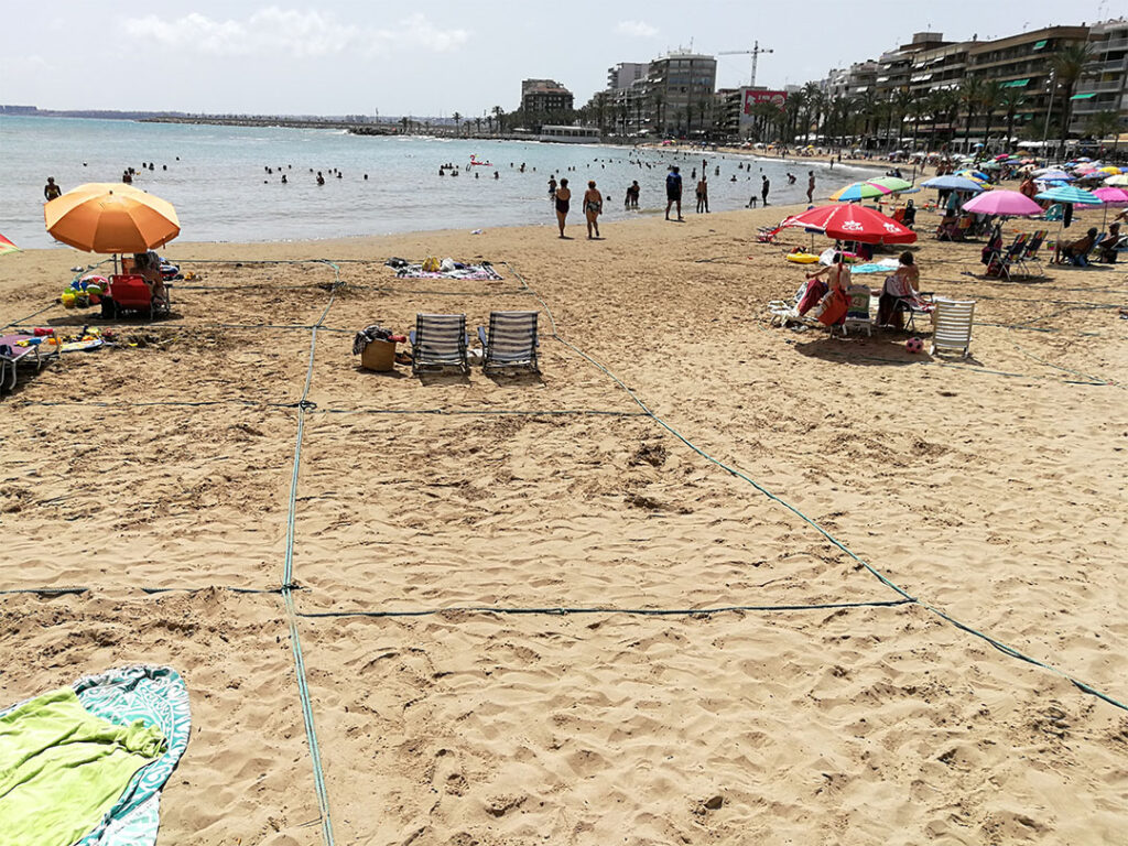Stranden på Playa del Cura är inrutad med nät.