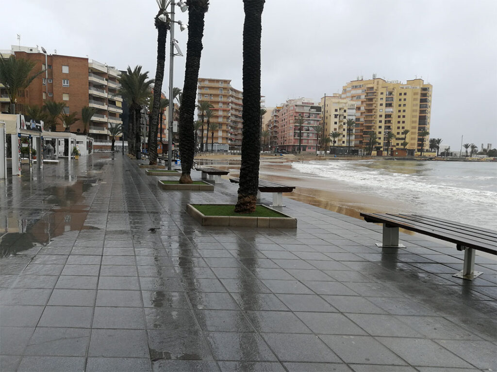 Det regnar på strandpromenaden i Torrevieja.